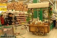 Тележка для орехов в гипермаркете O'КЕЙ